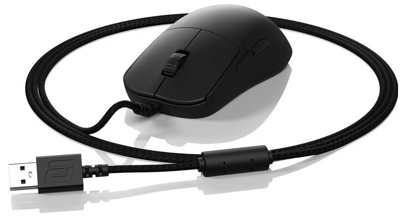 Eine schwarze kabelgebundene Computer-Maus mit USB-Anschluss, ergonomischem Design und seitlichen Tasten, die vor einem einfarbigen weißen Hintergrund platziert ist.