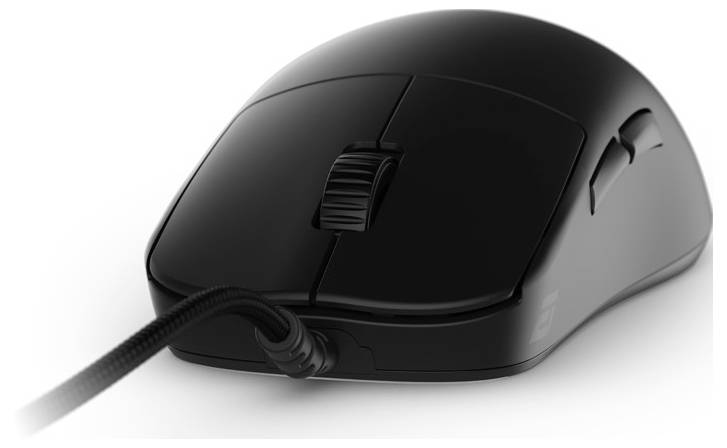 Eine schwarze Computermaus mit zwei Tasten und einem Scrollrad wird gezeigt, die über ein Kabel verbunden ist.