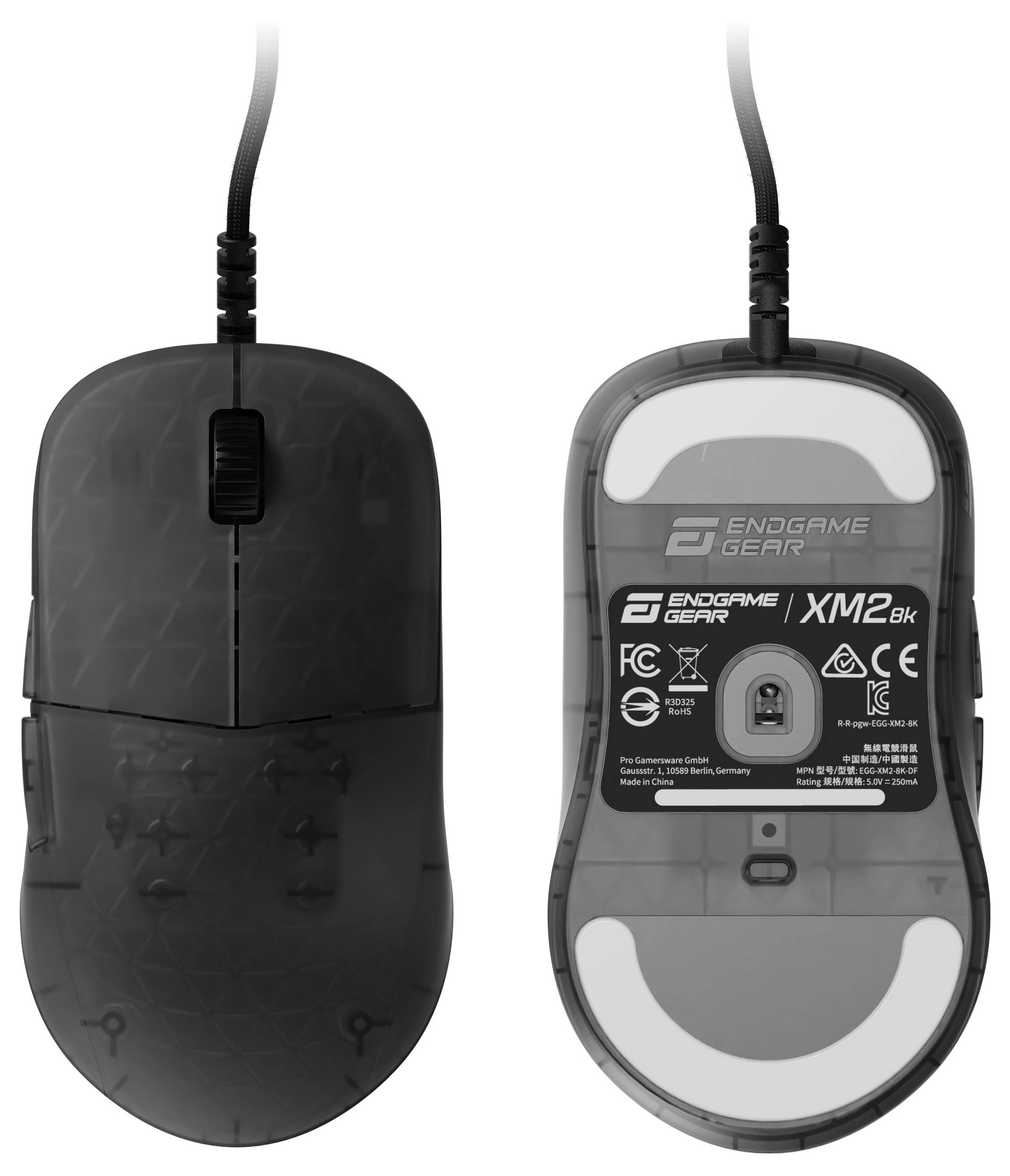 Zwei schwarze Computermäuse werden von oben und unten gezeigt. Die Maus links zeigt Tasten und ein Kabel, während die Maus rechts Produktbranding und Konformitätskennzeichnungen präsentiert.