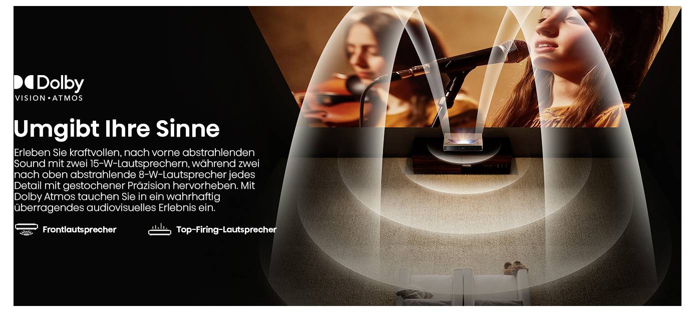 Eine Frau singt leidenschaftlich in ein Mikrofon vor einer Wohnzimmer-Kulisse; der Text auf Deutsch erläutert die Dolby-Technologie, die die Klangqualität verbessert und ein immersives Audio-visuelles Erlebnis bietet.