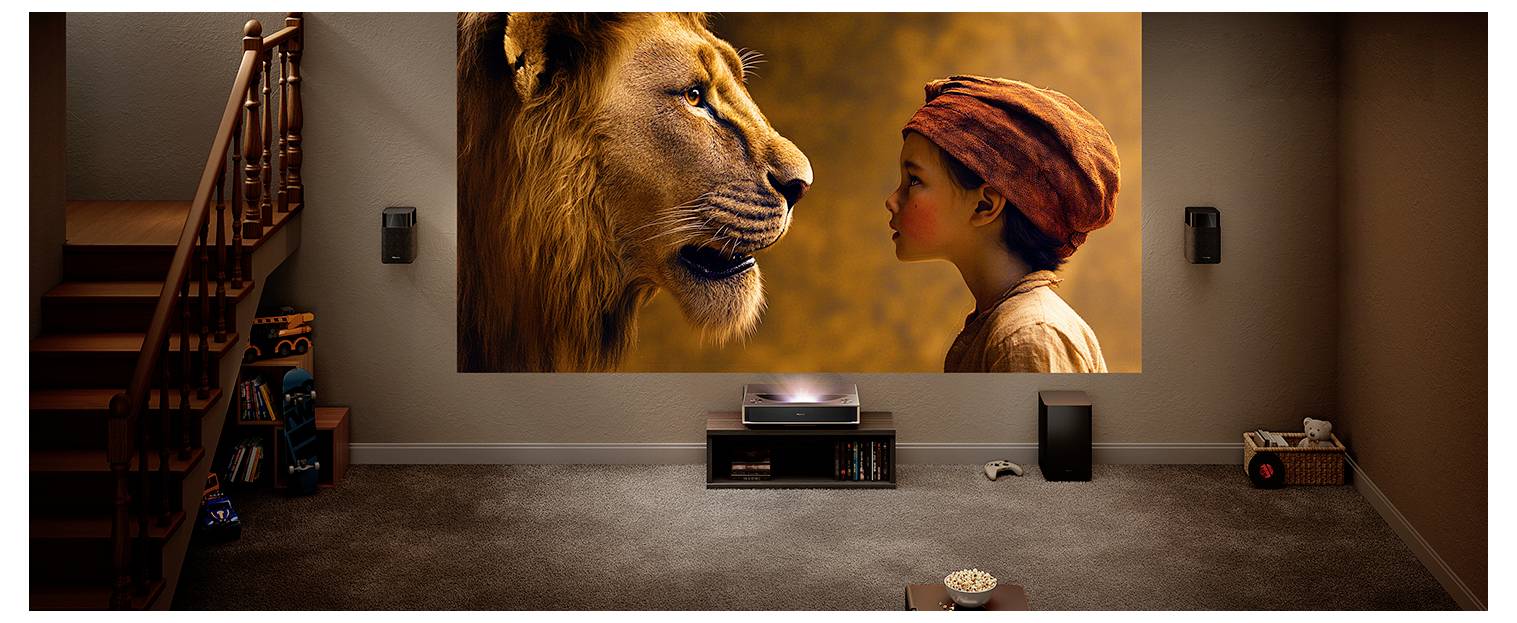 Ein Heimkinoraum mit einer großen Leinwand, die ein Kind vor einem Löwen zeigt, gemütliche Möbel und eine minimalistische Unterhaltungseinrichtung.