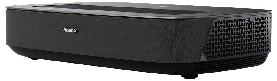 Ein schwarzer Hisense-Projektor mit elegantem Design, ausgestattet mit einer perforierten Lüftungsschlitzblende an der Seite, geeignet für Heimkinoeinrichtungen.