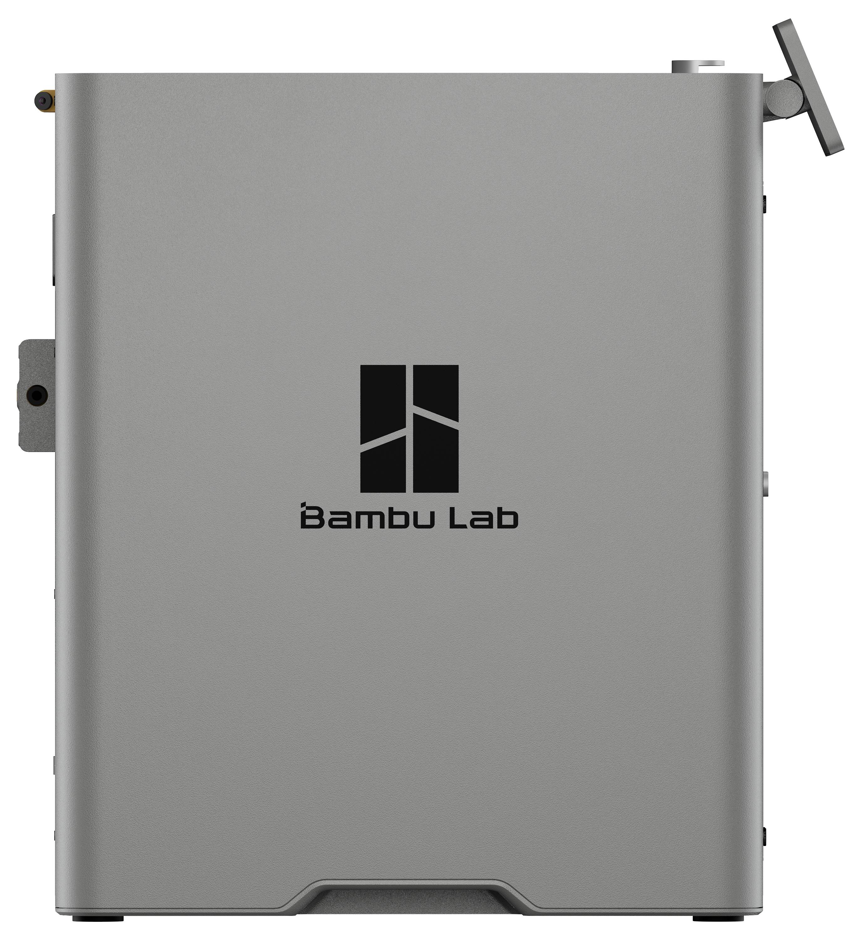 Ein silbernes Gerät mit dem 'Bambu Lab' Logo an seiner Seite, das eine kleine Klinke in der oberen rechten Ecke aufweist.