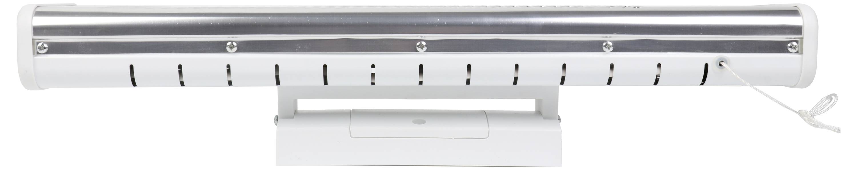 Ein weißes und silbernes Metallelektroheizelement mit einer Reihe von Lüftungsschlitzen und einem Netzkabel, das von der rechten Seite herausragt.