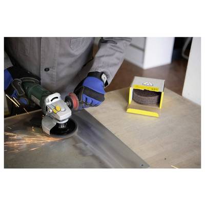 Eine Person, die einen tragbaren Winkelschleifer mit einer Trennscheibe verwendet und beim Bearbeiten eines Metallblechs Funken erzeugt. Eine Box mit Schleifscheiben liegt auf dem Tisch.