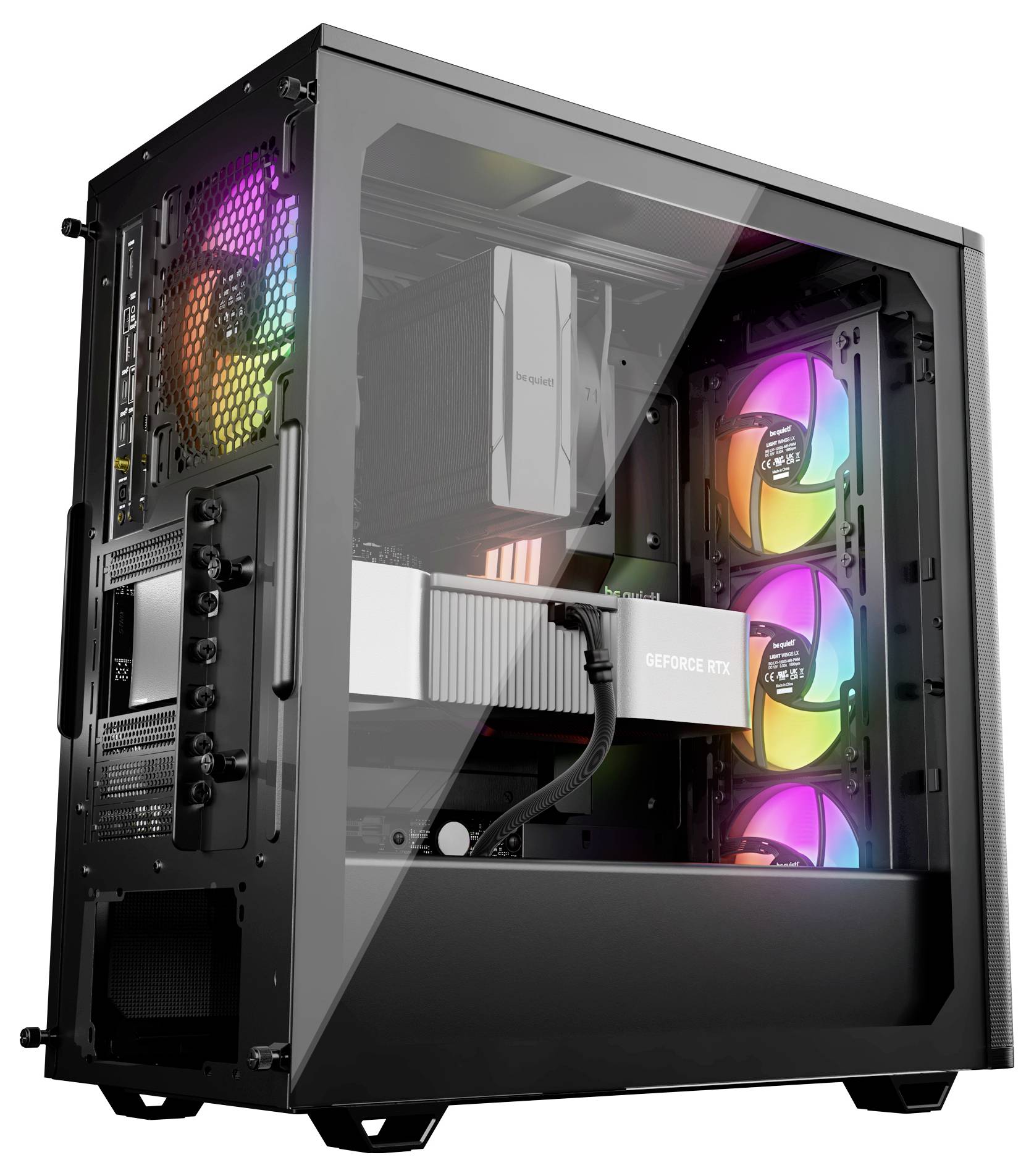 Ein Computergehäuse mit einer transparenten Seitenscheibe, die Innenkomponenten zeigt, einschließlich einer Grafikkarte mit der Bezeichnung "GeForce RTX" und RGB-beleuchteten Lüftern.