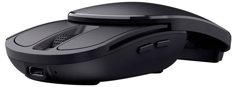 Eine schlanke schwarze kabellose Computermaus mit konturiertem Design, ausgestattet mit Seitentasten und einem USB-Ladeanschluss, vor einem weißen Hintergrund.