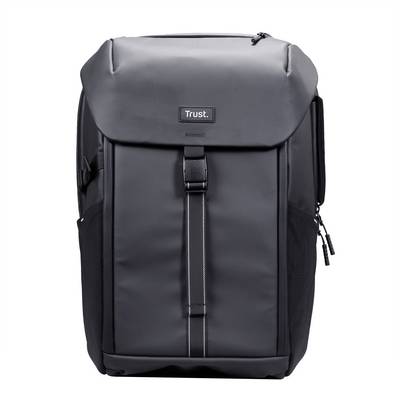 Ein schlanker, schwarzer Rucksack mit Deckelklappe und Frontriemen, versehen mit einem 'Trust.' Logo, geeignet für Business oder lässigen Gebrauch.