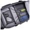 Geöffnete Reisetasche, die organisierte Fächer mit Geräten und Zubehör zeigt, einschließlich einer Maus, eines Notizbuchs und verschiedener elektronischer Geräte.