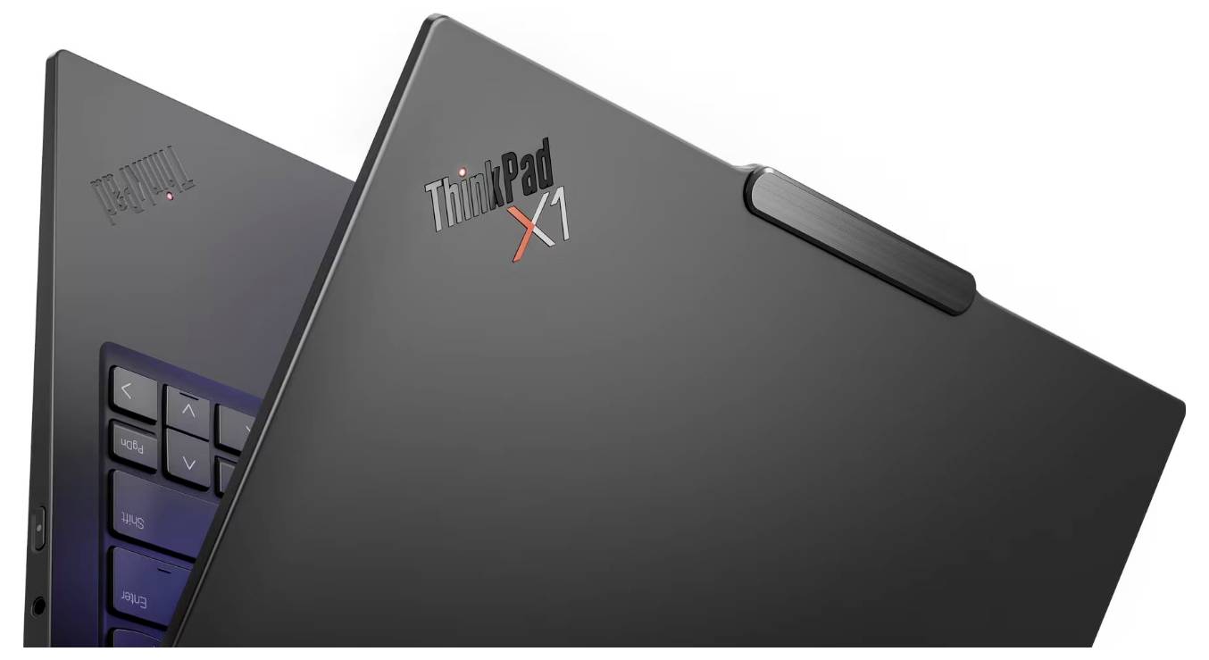 Zwei geöffnete Laptop-Deckel mit 'ThinkPad X1'-Logo, zeigen schlankes, modernes Design.