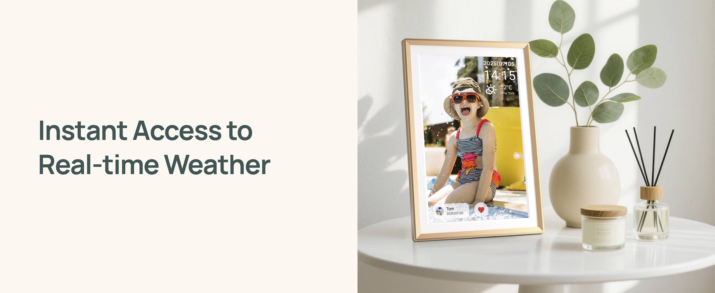 "Sofortiger Zugang zu Echtzeit-Wetterinformationen" Text links. Rechts: Digitaler Fotorahmen auf einem Tisch zeigt eine Wetter-App, neben Dekorationselementen.