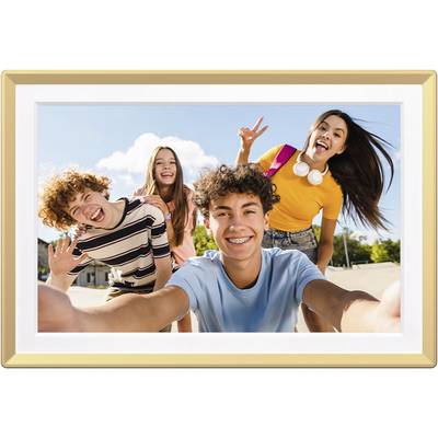 Vier Teenager, die an einem sonnigen Tag draußen ein Selfie machen, lächeln und spielerische Gesten vollführen. Der Hintergrund zeigt einen klaren blauen Himmel.