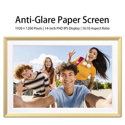 Drei junge Menschen lächeln und machen ein Selfie unter einem klaren Himmel und demonstrieren dabei das Antireflexionspapier-Display-Feature auf einem 14-Zoll-Full-HD-Bildschirm.