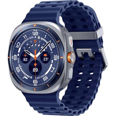 Eine Smartwatch mit einem blauen Armband zeigt die Uhrzeit, das Datum, die Herzfrequenz und Wettersymbole auf ihrer runden Anzeige. Sie verfügt über einen silbernen und orangefarbenen Lünette.