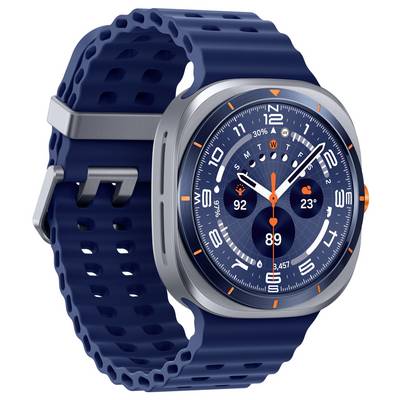 Smartwatch mit blauem Armband zeigt ein rundes digitales Display, das Uhrzeit, Datum, Wettersymbole und Aktivitätsmetriken wie Herzfrequenz anzeigt.