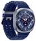 Smartwatch mit blauem Armband zeigt ein rundes digitales Display, das Uhrzeit, Datum, Wettersymbole und Aktivitätsmetriken wie Herzfrequenz anzeigt.