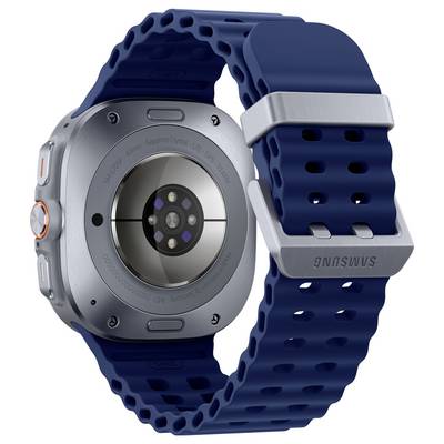 Eine Smartwatch mit einer Metallrückseite mit Sensoren und einem blauen gelochten Armband.