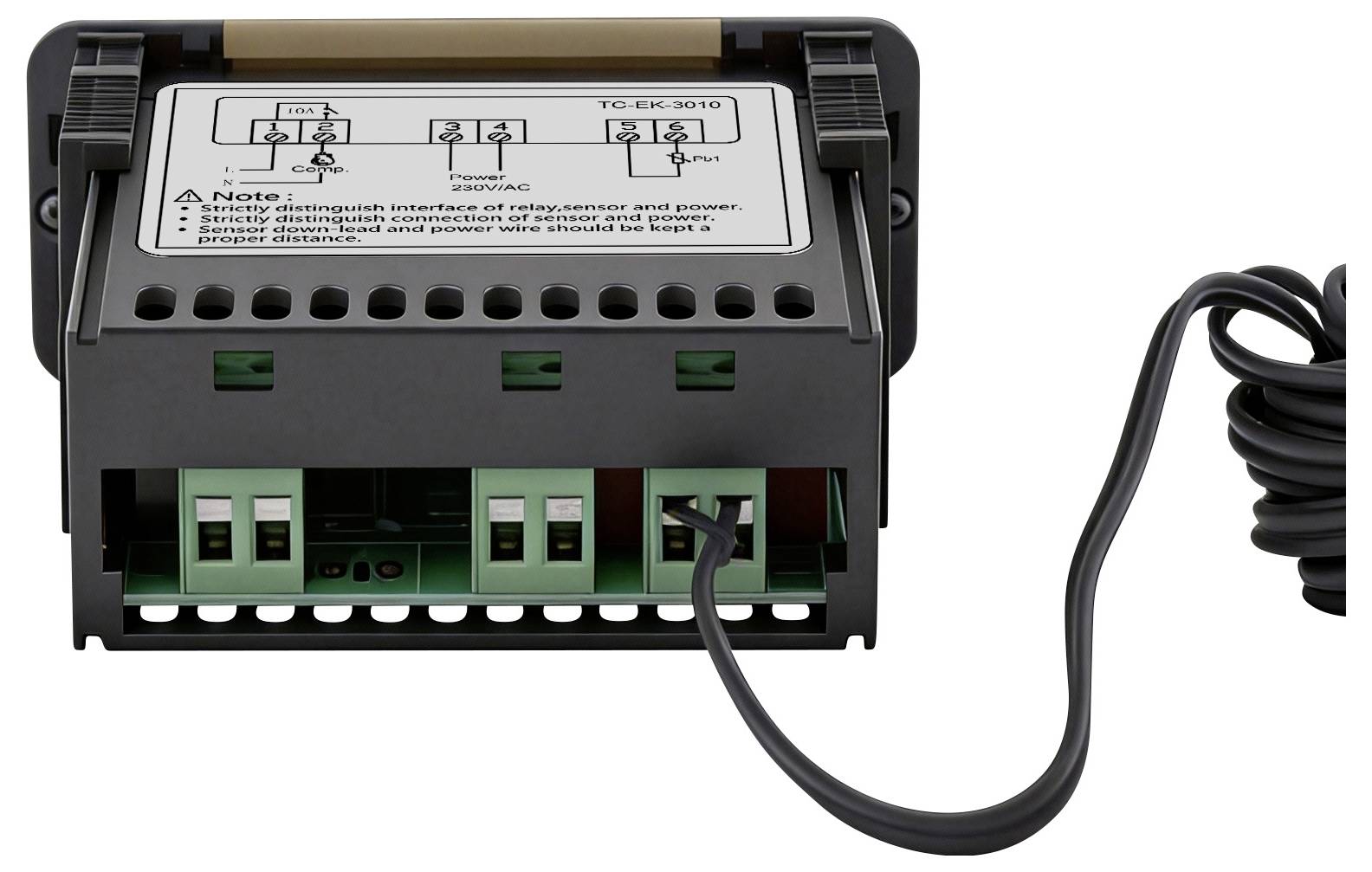 Ein schwarzes elektronisches Gerät mit kleinem Bildschirm, beschrifteten Anschlüssen und einem aufgewickeltem schwarzen Kabel.