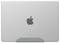 Eine weiße Laptophülle mit einem sechseckigen Muster, auf dem prominent das Apple-Logo in der Mitte platziert ist.