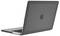 Ein teilweise geöffneter Laptop mit einer dunklen Schutzhülle ist zu sehen, wobei das Apple-Logo auf der Rückseite hervorgehoben wird. Das Gerät ist nach links geneigt.