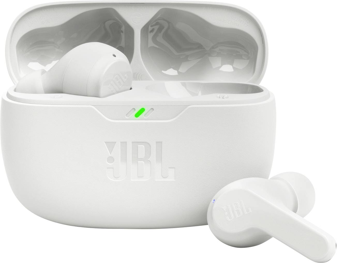 Weiße kabellose Kopfhörer in einer geöffneten Ladeschachtel mit einem sichtbaren grünen Licht auf der Vorderseite, mit JBL-Markenlogo versehen.