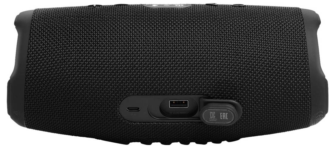 Ein schwarzer tragbarer Lautsprecher mit strukturierter Oberfläche und USB-Ladeanschluss, entwickelt für drahtlose Audioiederwiedergabe, von der Rückseite gezeigt.