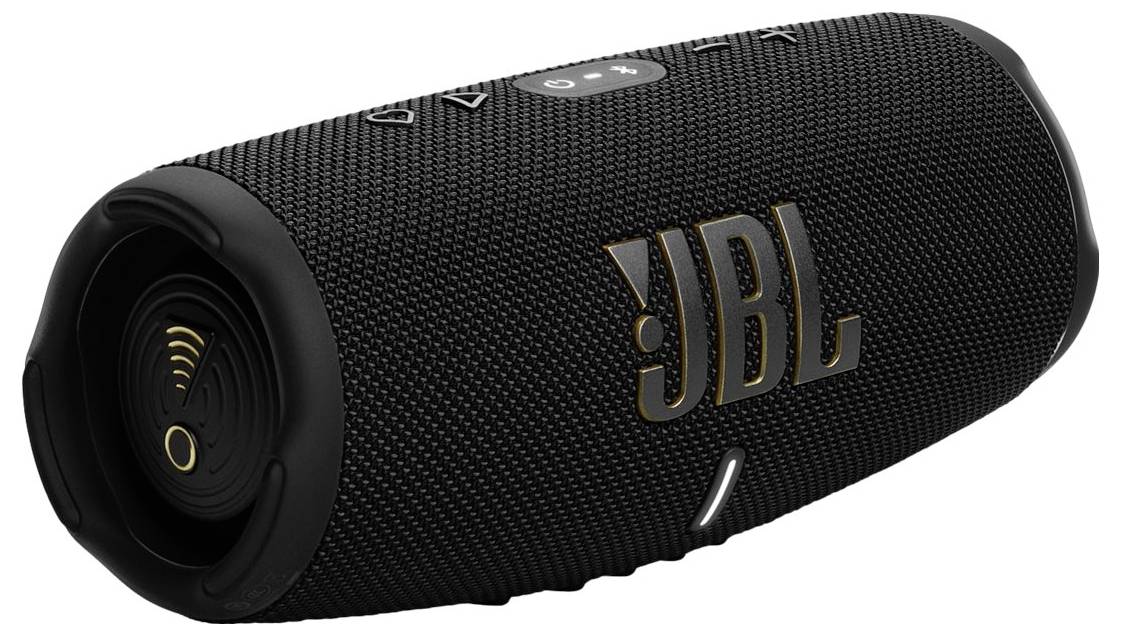 Ein tragbarer schwarzer JBL-Lautsprecher mit einer strukturierten Oberfläche, auf dem das Logo prominent an der Seite zu sehen ist.