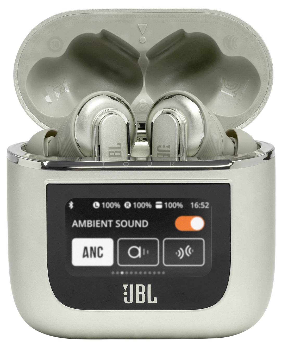 Silberne JBL drahtlose Ohrhörer in einem Ladeetui mit digitaler Anzeige, die Akkustände, Uhrzeit '16:52' und ANC-Einstellungen zeigt.