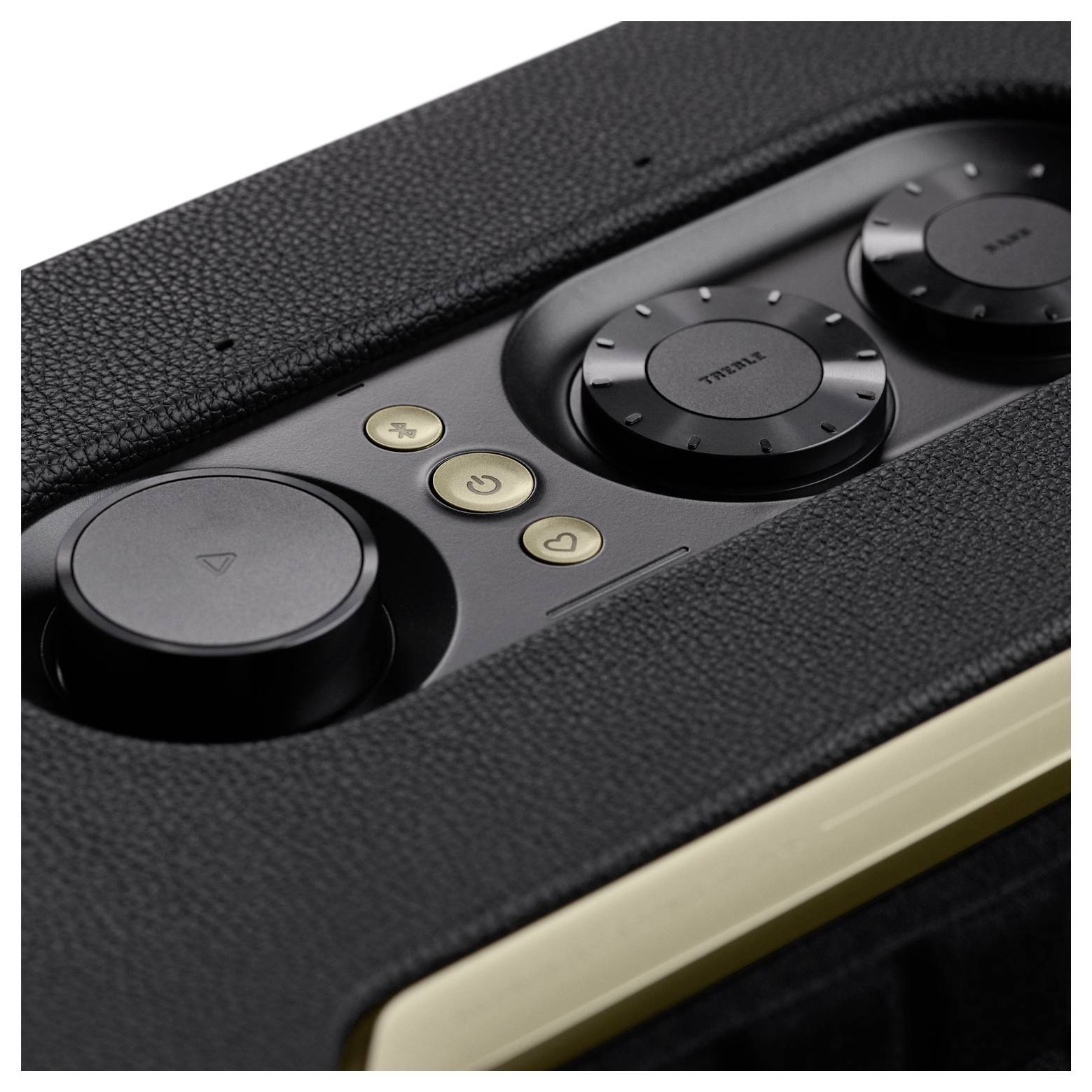 „Nahaufnahme eines schwarz-goldenen Audio-Kontrollpanels mit Tasten und Drehreglern, mit Beschriftungen für verschiedene Klangeinstellungen, auf einer strukturierten Oberfläche."