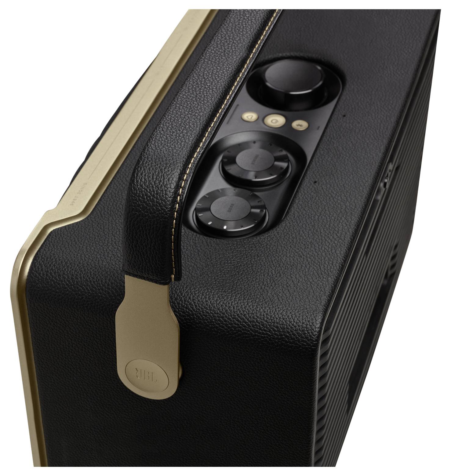 Eine Nahaufnahme eines schwarzen und goldenen Lautsprechers mit Kontrollreglern und Tasten auf der Oberseite, die sein elegantes Design und seine Funktionalität betont.