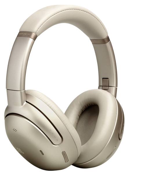 Nahaufnahme einer beigen JBL-Kopfhörermuschelseite mit Bedienungstasten und Markenlogo.