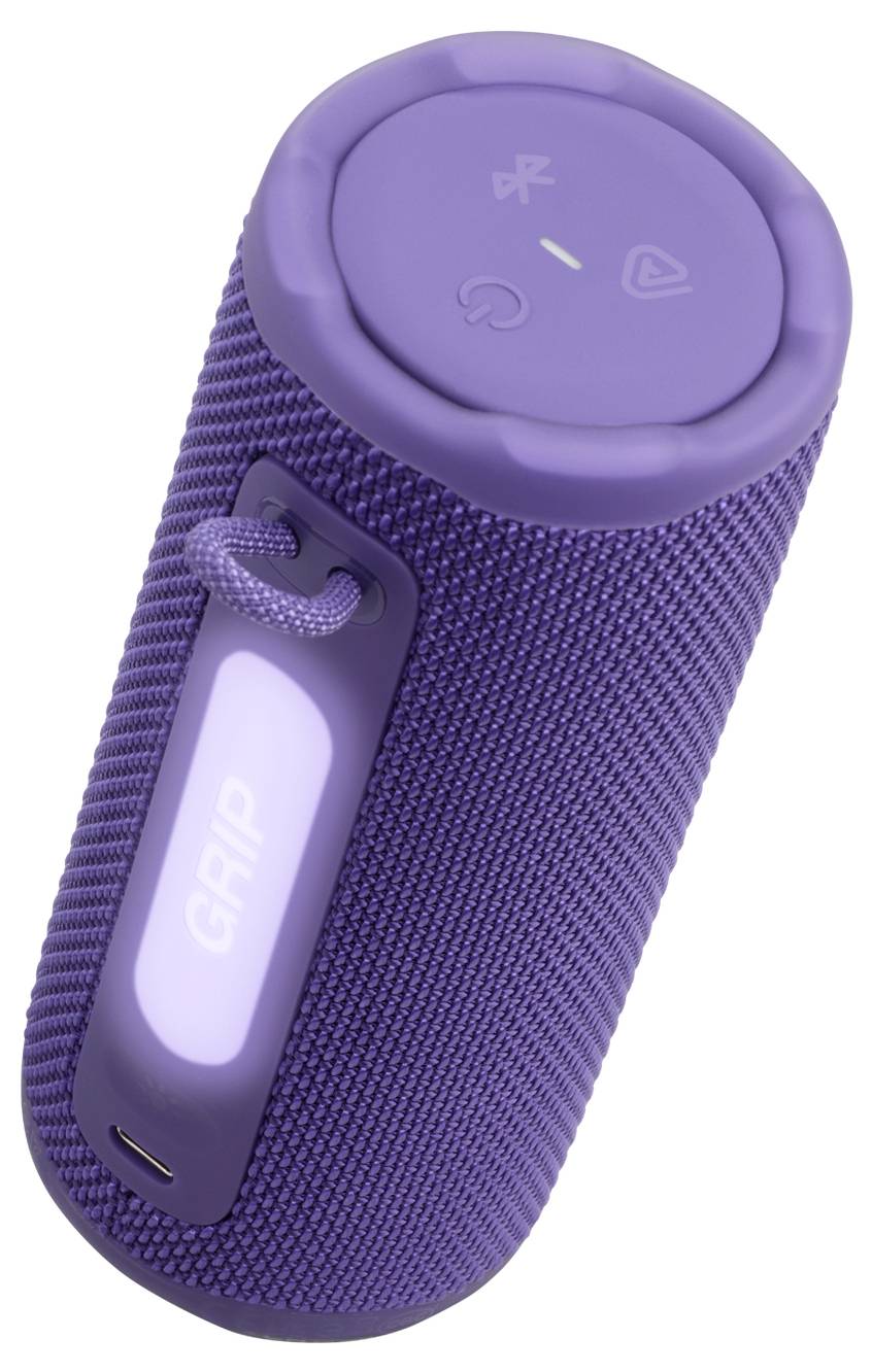 Ein lila zylindrischer Bluetooth-Lautsprecher mit strukturiertem Stoffgehäuse, Bedienungstasten auf der Oberseite, einem USB-C-Anschluss und der Aufschrift „GRIP".
