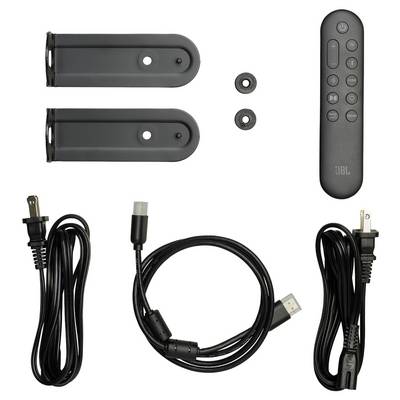 Fernbedienung, Wandhalterungen, Netzkabel und USB-Kabel ordentlich auf einem weißen Hintergrund angeordnet.