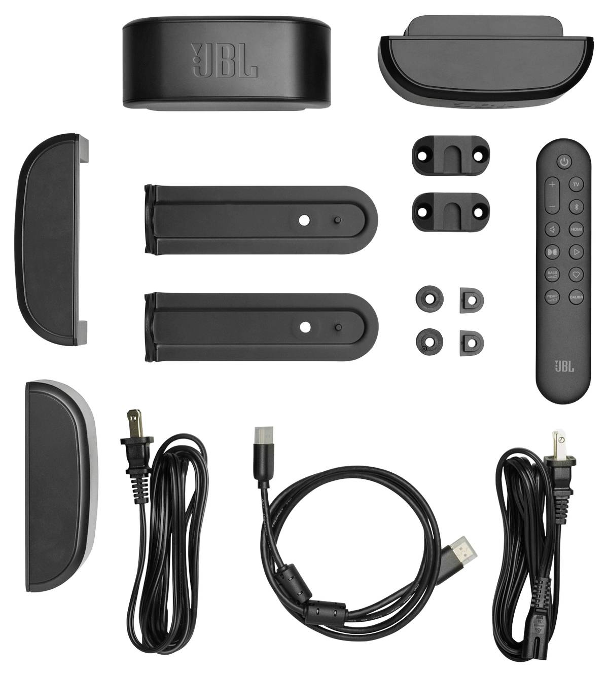 Das Bild zeigt JBL Soundbar-Zubehör, einschließlich Halterungen, Schrauben, einer Fernbedienung, Netzkabeln und einer Wandhalterung.