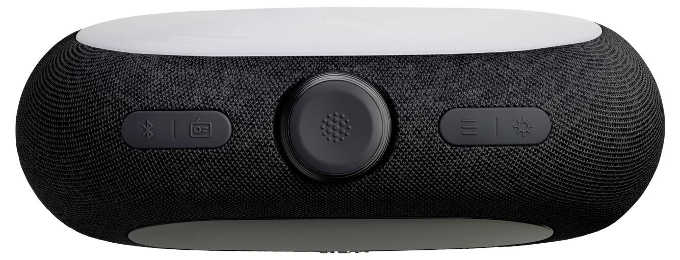 Ein schwarzer, zylindrischer Bluetooth-Lautsprecher mit Steuerungstasten an einer Seite, einschließlich Ein/Aus- und Lautstärkeregler, der auf einer weißen Oberfläche steht.