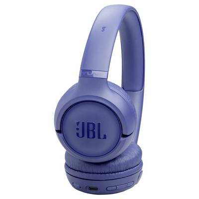 Ein Paar blauer Over-Ear-JBL-Kopfhörer mit gepolstertem Kopfbügel, sichtbaren Bedienelementen und einem Ladeanschluss auf der Ohrmuschel.