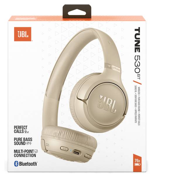 Ein Paar beige kabellose Over-Ear-Kopfhörer mit gepolsterten Ohrmuscheln, die vor einem weißen Hintergrund präsentiert werden.