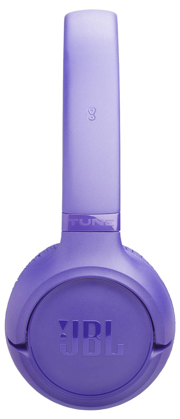 Ein lila JBL-drahtloser Kopfhörer wird aufrecht stehend gezeigt, wobei der Fokus auf dem Ohrmuschel mit dem eingraviertem JBL-Logo liegt.