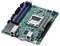 Eine grüne Computergrundplatine mit verschiedenen Steckplätzen und Anschlüssen, einschließlich RAM-Steckplätzen, CPU-Sockel, Stromverbindern und USB-Ports.