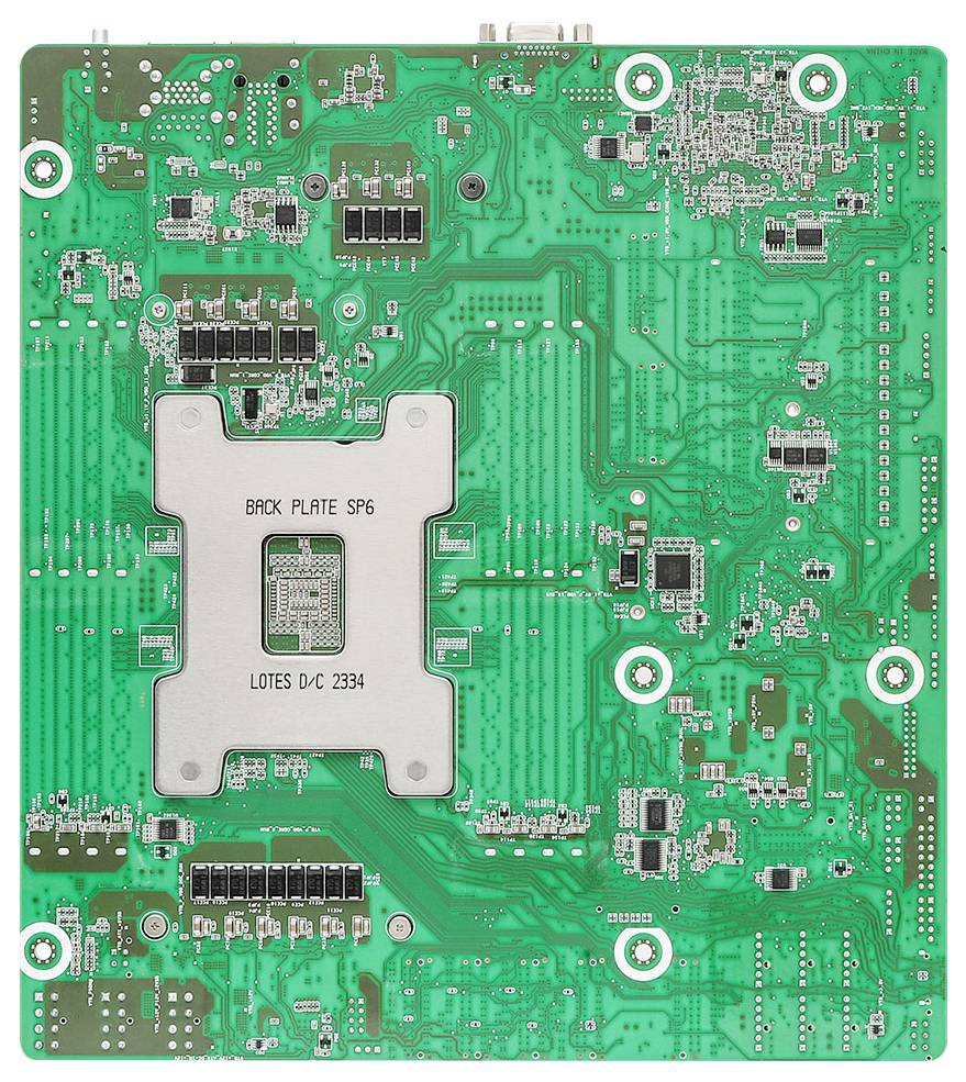 Eine grüne Computerplatine mit verschiedenen Schaltkreisen und Komponenten, die eine zentrale Metallplatte mit der Beschriftung "Back Plate SP6 LOTES D/C 2334" aufweist.