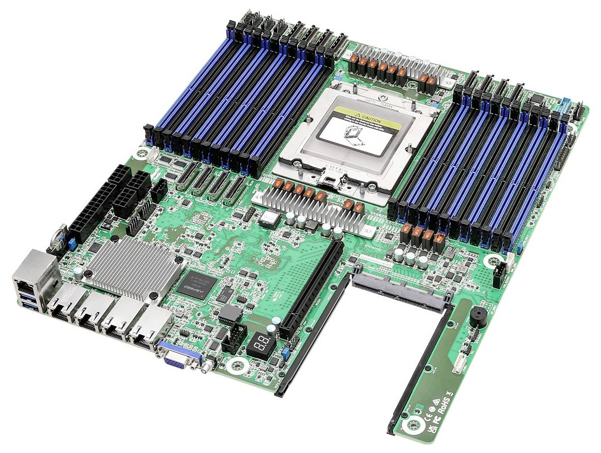 Eine Computerplatine mit verschiedenen Steckplätzen und Komponenten, einschließlich RAM-Steckplätzen und einem CPU-Sockel, vor einem weißen Hintergrund.