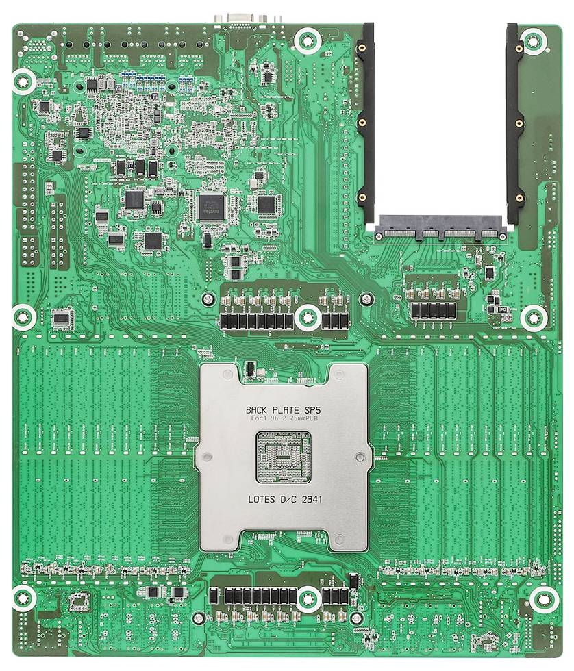 Eine grüne Computerplatine mit einer Zentraleinheit, die mit "BACK PLATE SPS" beschriftet ist, und mehreren Anschlüssen und Komponenten.
