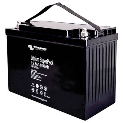 Eine schwarze Lithium-Batterie mit der Aufschrift "Lithium SuperPack 12,8V-100Ah". Sie ist für Energiespeicherung konzipiert, mit sichtbaren Sicherheits- und Warnhinweissymbolen.