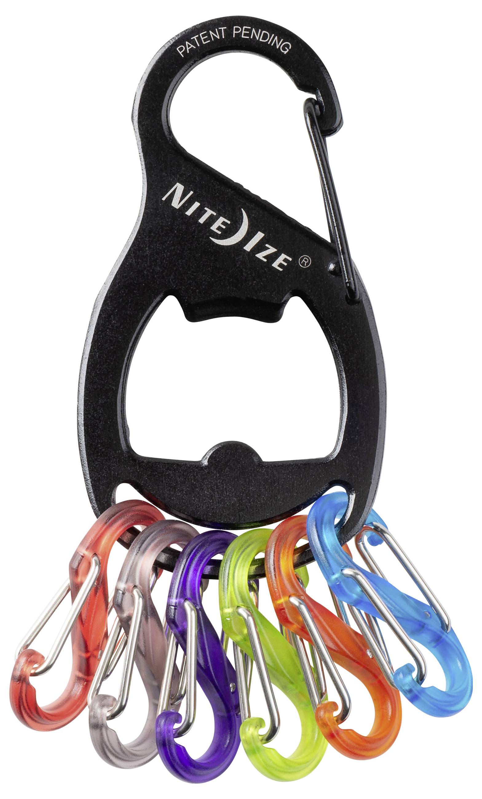 Ein schwarzer Flaschenöffner mit der Aufschrift 'Nite Ize', an dem acht bunte S-förmige Karabiner hängen.