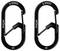Zwei schwarze Nite Ize G-Series-Karabiner mit der eingravierter Nummer '#1', nebeneinander vor einem einfarbigen Hintergrund gezeigt.