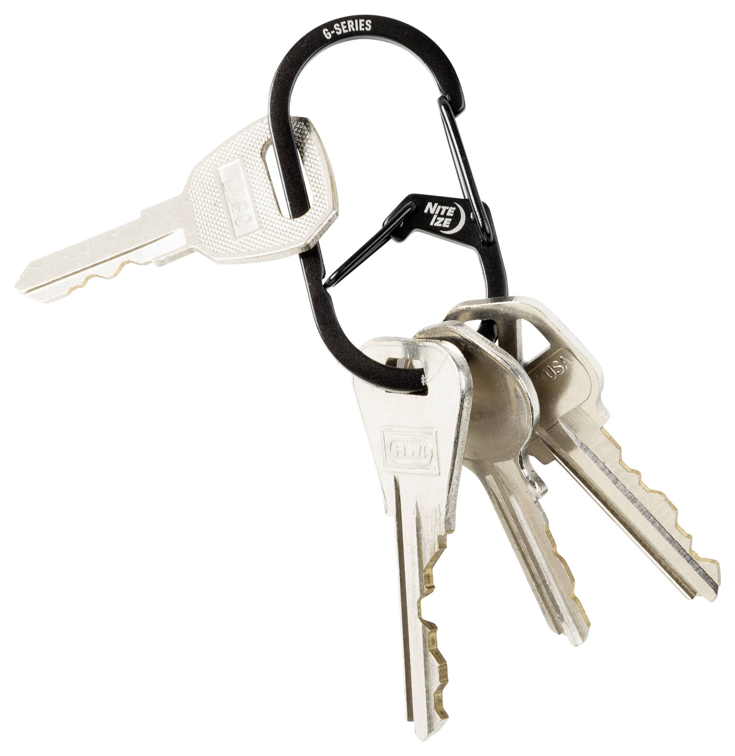 Ein schwarzer Karabiner mit der Aufschrift „Nite Ize" hält drei silberne Schlüssel, die jeweils mit „ILCO" gekennzeichnet sind. Die Schlüssel hängen vor einem schlichten weißen Hintergrund.