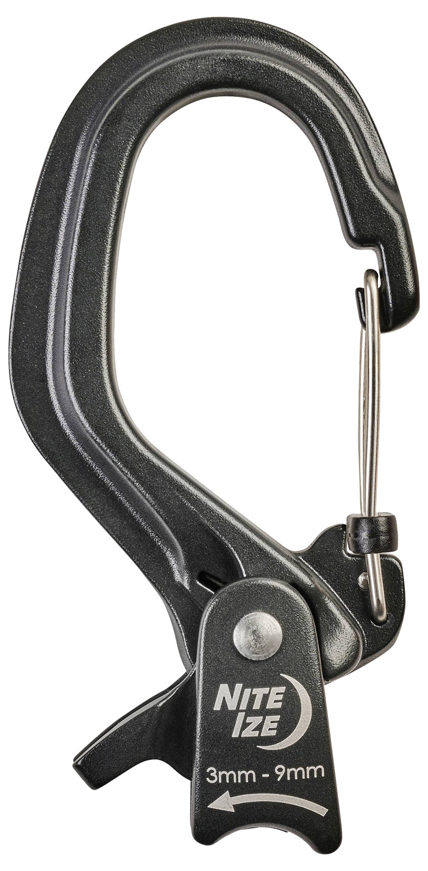 Ein schwarzer Nite Ize Verschlusskarabiner mit einem gebogenen Metallclip, gekennzeichnet mit '3mm - 9mm' und einem Pfeil, der die Verschlussrichtung anzeigt.