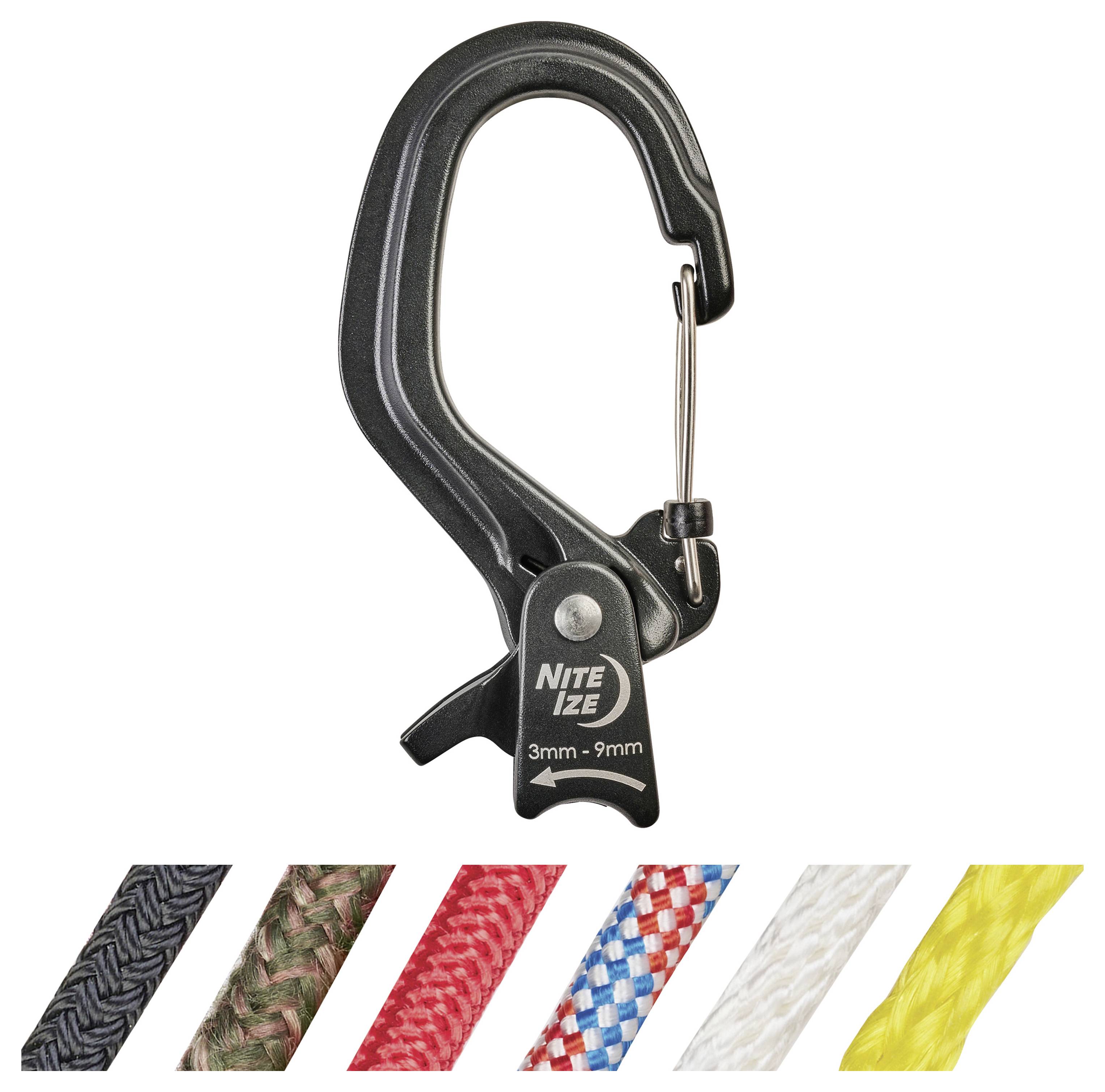 Ein schwarzer Karabiner mit der Beschriftung "Nite Ize 3mm - 9mm", der über acht verschiedenfarbigen Seilen gezeigt wird und damit die Kompatibilität mit unterschiedlichen Seilgrößen veranschaulicht.