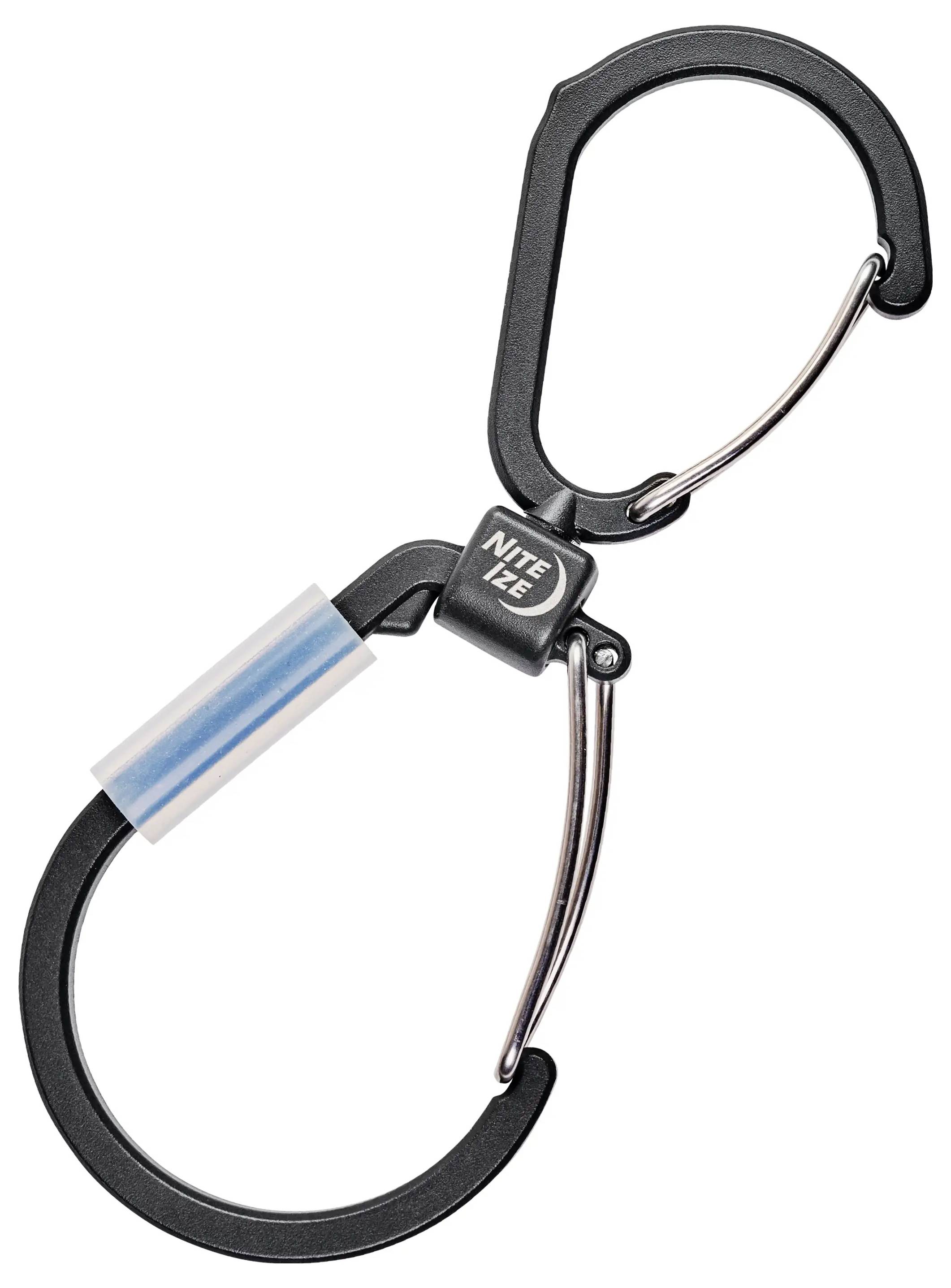 Schwarzer Karabiner mit doppelten Clips, mit der Markenbezeichnung Nite Ize. Jeder Clip öffnet sich an entgegengesetzten Enden für vielseitige Befestigungsmöglichkeiten.