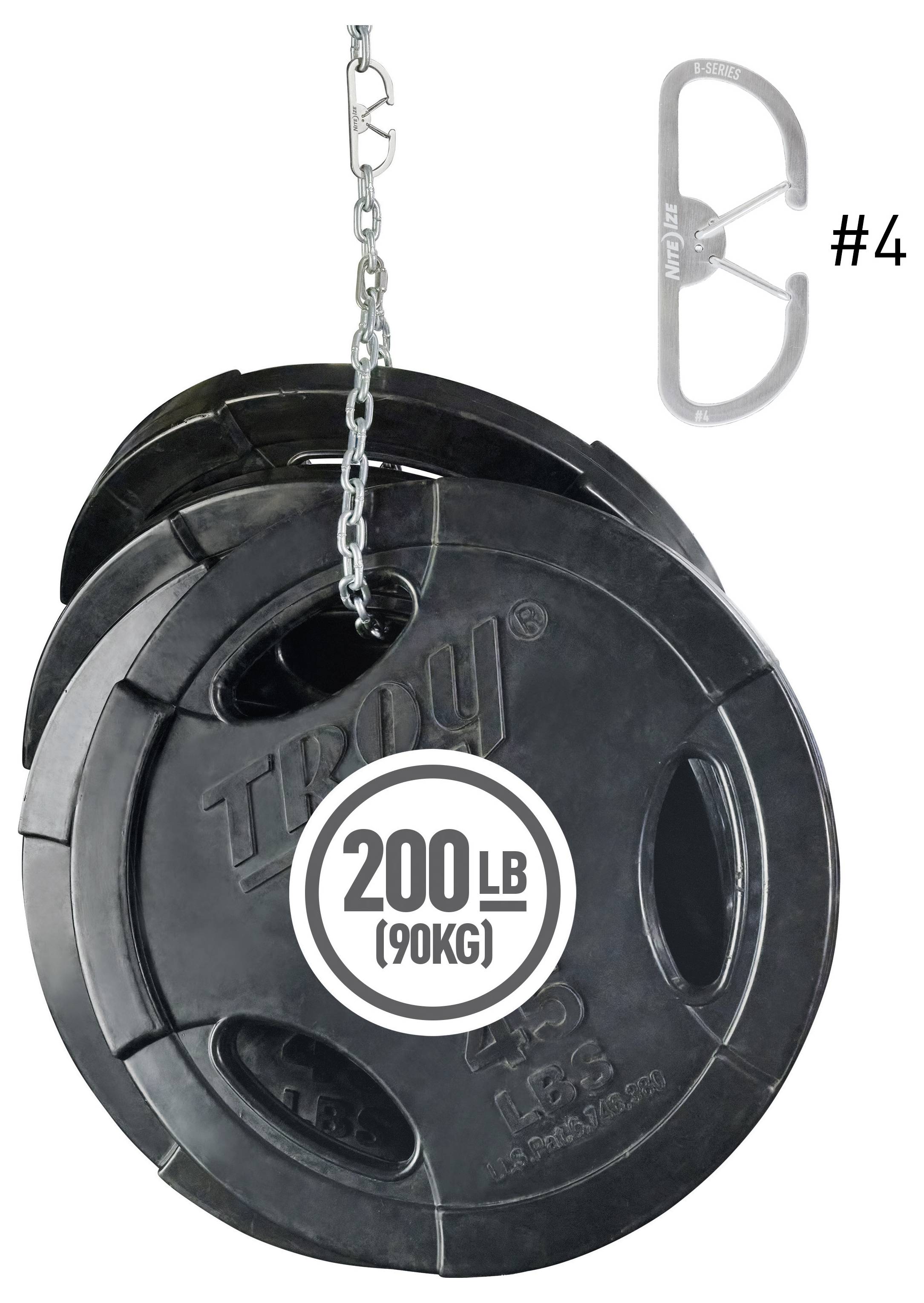 '200 LB (90 KG)' schwarze Gewichtsscheiben, die an einer Kette hängen, mit einer Metallklemme mit der Beschriftung '#4' in der Nähe.